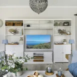 biały salon w stylu hampton