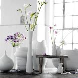 białe wazony do salonu