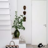 białe wnętrza z czarnymi dodatkami