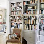 Biblioteka, choć robiona na wymiar, i tak nie zdoła pomieścić wciąż przybywających książek. Zaprojektowała ją