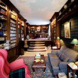 Biblioteka jest w stylu angielskim, co nie dziwi, biorąc pod uwagę fakt, że pan domu długo mieszkał w Wielkiej Brytanii.