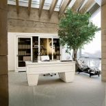 Biblioteka – ok. 37 000 zł, biurko – ok. 33 000 zł. MAX-FLIZ, INTERNO ITALIANO