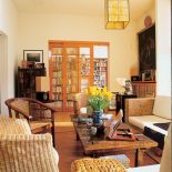 Bibliotekę, w której tyły książek oparte są na przeszklonym nieruchomym skrzydle przesuwanych drzwi do gabinetu,