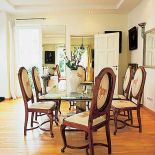 Biedermeierowsie krzesła i stół ze szklanym blatem.