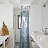 Biel, błękit i naturalny kolor drewna.