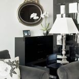 Biel, czerń i lustrzany połysk to cechy stylu glamour. Ważne są także dodatki: lustra, lampy, sztuka.