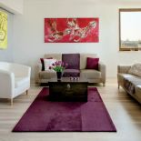 Biel, czerń, szarość i bakłażanowe dodatki - jedynym odstępstwem od tej kolorstyki są obrazy.