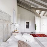 Biel i beże dominują w całym domu. Przełamują je mocne kolorystyczne dodatki.