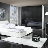 Biel i czerń zawsze modna – Wenus M (160 x 200 cm) w naturalnej skórze kosztuje 3330 zł, do