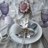 Biel i fiolet – dekoracja stołu na święta, aranżacja