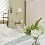 Biel idealnie nadaje się do sypialni, bo pozwala zebrać myśli i odpocząć.