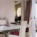 Biel mebli podkreśla jasnofioletowy kolor ścian.