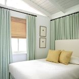 Biel przełamana jest zgaszonymi żółcieniami i miętą.