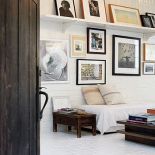 Biel przełamują dodatki w kolorach naturalnego drewna.