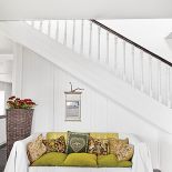 Biel ustepuje miejscami soczystym kolorom - głównie orientalnych dodatków: poduch, narzut, figurek.