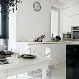 Biele i czernie są bardzo wyraziste, ale jednocześnie bezpieczne, pasuje do nich wiele kolorowych dodatków.