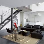 Biszkoptowy Dom wydaje się też niezwykle wysoki, bo zamiast osobnego piętra ma lekką antresolę. A to, co zwykle ciężkie