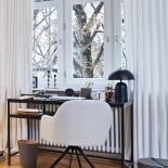 biurko pod oknem z kaloryferem