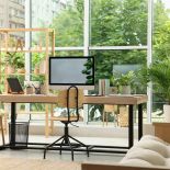 długie biurko pod oknem