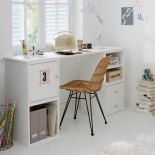 W pokoju dziecka powinna dominować przede wszystkim jasność. Stawiamy więc na białe ściany, które będą tłem dla mebli w kolorze drewna, pasteli, ale także białych.