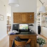 Biurko wyszukane przez antykwariuszy. Duże, z nadbudową i mnóstwem szafeczek, szufladek i skrytek.