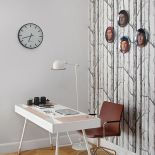 Biurko z Bo Concept i skórzane krzesło obrotowe Stella Swivel firmy Swedese.