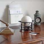 Biurko z mahoniowego drewna. Róże i falbanki