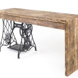 biurko ze starego drewna