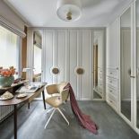 długie biurko pod oknem