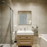 Właściciel potrzebował eleganckiego, luksusowego wnętrza, które byłoby zarówno wygodnym domem, jak i biurem,