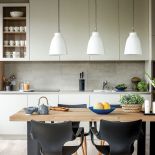 Ceramiczna podłoga do złudzenia przypomina Szczotkowany i rozbielony dąb. Grzejnik zamówiono na wymiar.