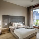 Zagłówkiem łoża w stylu hotelowym (na tapicerowanej ramie) są antracytowe panele przyklejane do specjalnego stelażu.