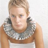 Biżuteria wydaje się drapieżna i ciężkia, ale po założeniu idealnie dopasowują się do ciała.