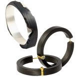 Biżuteria z włókna węglowego, projekt i wykonanie Lu Pin.