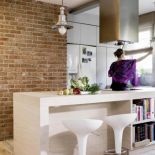 Blat kuchenny pełni rolę stołu. Loft z koronkami