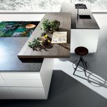 Blat roboczy jako łącznik między wyspą kuchenną a pozostałą zabudową, model Mood, BINOVA