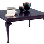 Blat stolika Opera może być intarsjowany paskami z drewna różanego. Cena - ok. 4700 zł. SELVA