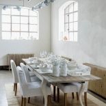 Blat tego rozkładanego stołu driftwood (6999 zł) jest zrobiony ze stuletniego drewna. Za krzesło Saville