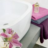 Blat, w który wpuszczono umywalkę służy za półkę na drobiazgi.