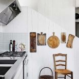 Blaty na szafkach zrobiono ze stali.