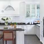 Blaty z płyt kamiennych Belgian Bluestone. Meble zrobiła na zamówienie pracownia stolarska Goto.