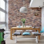 Błękit, cegła i drewno. Loft z kotami