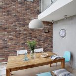 Błękit, cegła i drewno. Loft z kotami