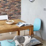 Błękit, cegła i drewno. Loft z kotami