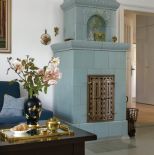 niebieski piec kaflowy