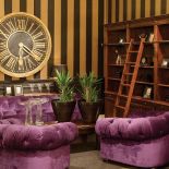 Błękitny zegar w stylu skandynawskim. Smukły, o powabnych kształtach stoi w kącie jak nieśmiała panna