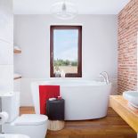 Błyszczący MDF dobrze prezentuje się na tle surowego muru.