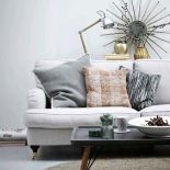 Bogactwo odcieni tego koloru - od srebrzystych, przez gołębie, po grafitowe - daje wiele możliwości zarówno łączenia ich ze