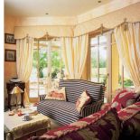 Bogactwo tkanin i wzorów, a na ścianach przecierki w słonecznych kolorach.