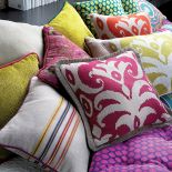 Modne tkaniny w oknach, na stole i kanapie